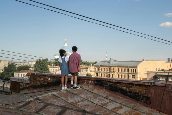 Où peut-on louer une maison de vacances en Nouvelle-Zélande avec des ateliers de sculpture maorie et des randonnées guidées?
