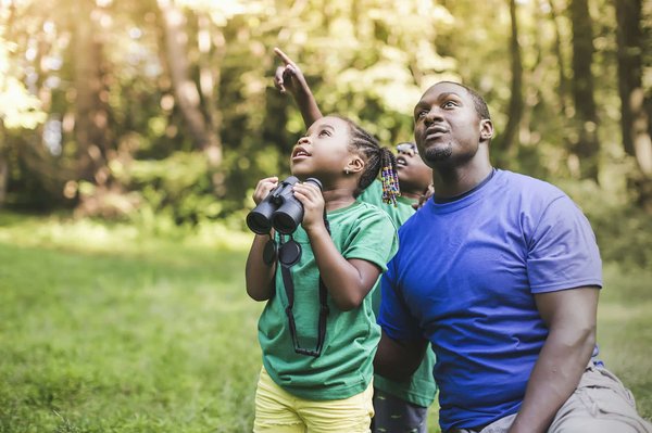 Comment choisir des vêtements adaptés pour un camping en région de savane en saison sèche?